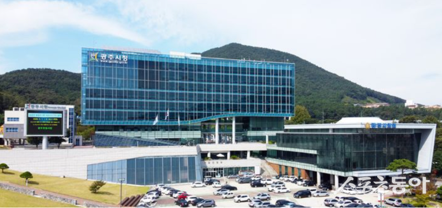 경기광주시는 지난 22일 국토교통부가 한국개발연구원(KDI)에 ‘잠실~광주~청주공항 광역급행철도’ 사업의 민간투자 적격성 조사를 공식 의뢰한 데 대해 깊은 환영의 뜻을 밝혔다(경기광주시청 전경). 사진제공|광주시