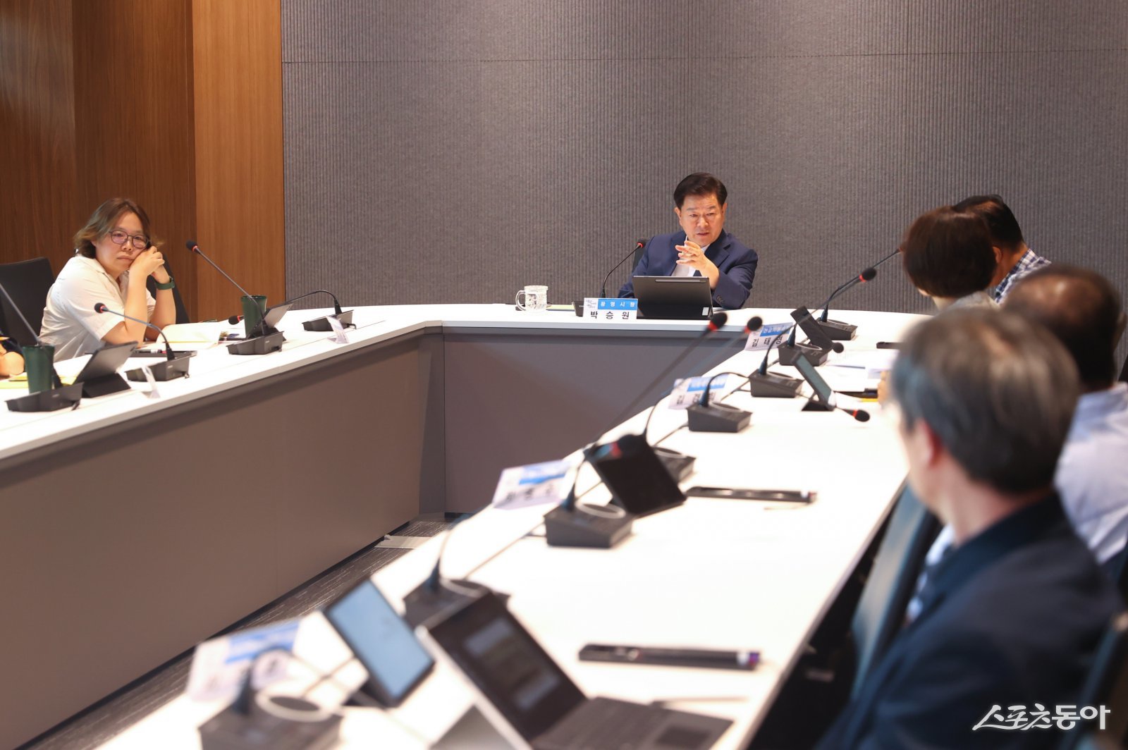 박승원 광명시장이 지난 22일 오후 시청 컨퍼런스룸에서 열린 ‘사회적경제혁신센터 기본 및 실시설계 용역’ 최종보고회에서 발언하고 있다. 사진제공｜광명시