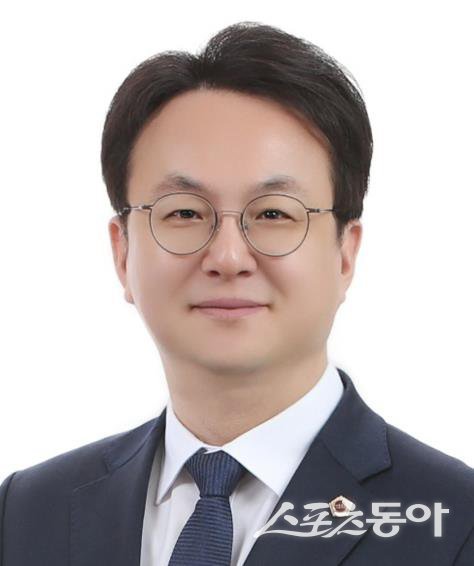 경기도의회 농정해양위원회 이동현 의원(더불어민주당, 시흥5)은 지난 22일 OBS 라디오 의정 포커스 인터뷰에서 “시흥시가 해양레저 산업, 첨단 바이오 산업, 그리고 서울대병원을 축으로 대한민국 서해안의 미래를 바꾸는 거대한 도약을 준비하고 있다”고 밝혔다. 사진제공|이동현 의원