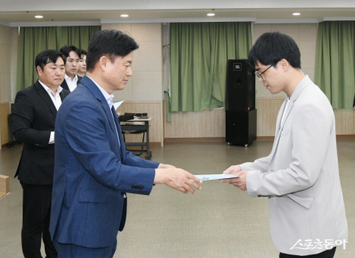 8급 승진자 성의현 주무관에게 임용장을 수여하고 있는 조용익 부천시장. 사진제공|부천시