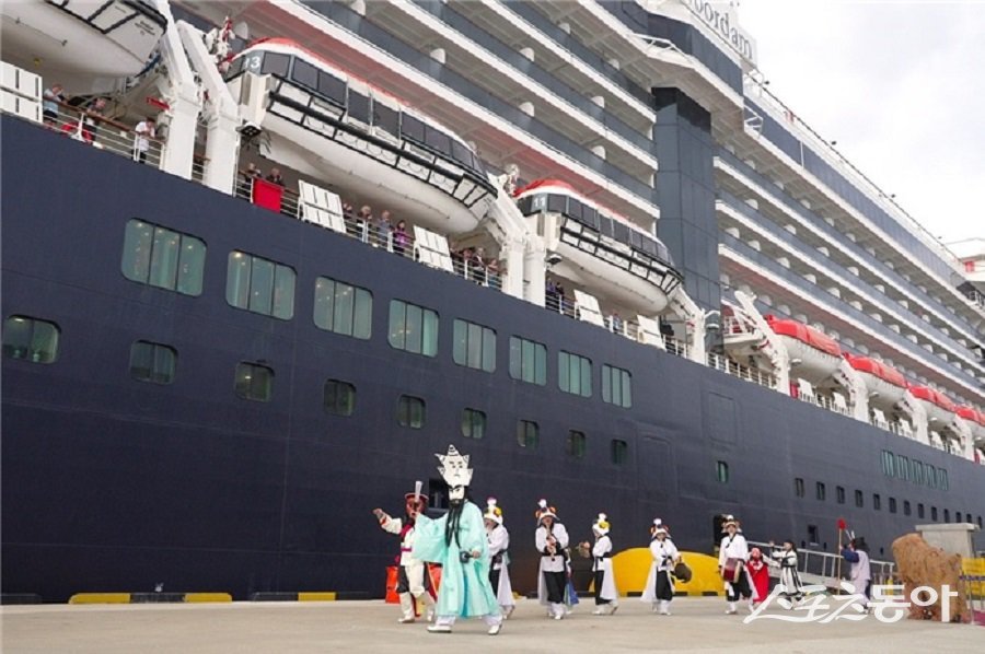 강원관광재단(대표이사 최성현)은 오는 9월 6일 오전 9시, 이탈리아 코스타 크루즈 소속 11만 톤급 대형 크루즈선 ‘코스타 세레나호(Costa Serena)’의 속초항 국제크루즈터미널 입항에 맞춰 승객 환대행사를 진행한다(행사 관련 모습). 사진제공|강원관광재단