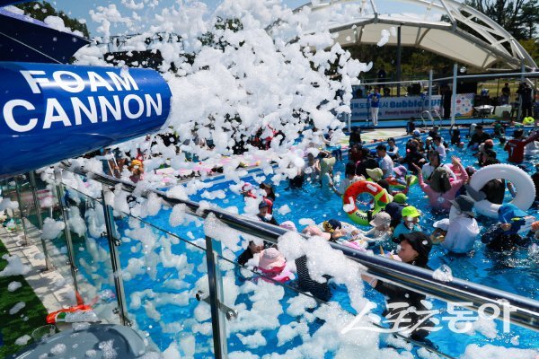 예천군이 ‘2025 경북도청신도시 버블런(Bubble Run)’ 행사를 진행하고 있다. 사진제공 ㅣ 예천군