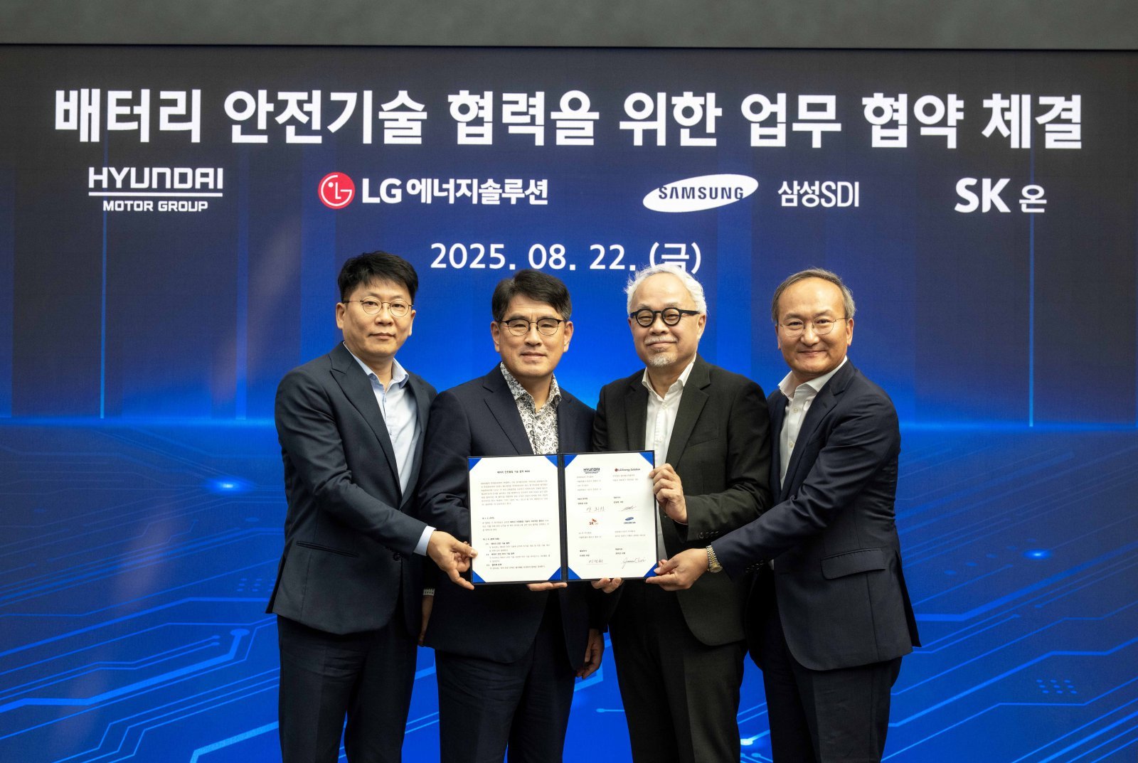 ‘배터리 안전기술 협력을 위한 업무 협약 체결식’에서 참석자들이 기념사진을 촬영하는 모습. (왼쪽부터) LG에너지솔루션 대표이사 김동명 사장, 현대차·기아 R&D본부장 양희원 사장, 삼성SDI 대표이사 최주선 사장, SK온 대표이사 이석희 사장. 사진제공 |현대차