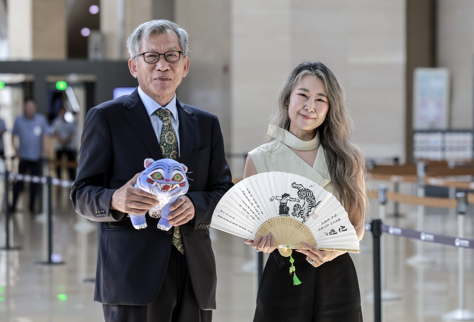 [서울=뉴시스] 정병혁 기자 = 유홍준 국립중앙박물관장과  넷플릭스 영화 ‘케이팝 데몬 헌터스’의 메기 강 감독이 21일 서울 용산구 국립중앙박물관에서 만나 인사를 나누며 선물을 들고 사진을 찍고 있다. 2025.08.21. jhope@newsis.com