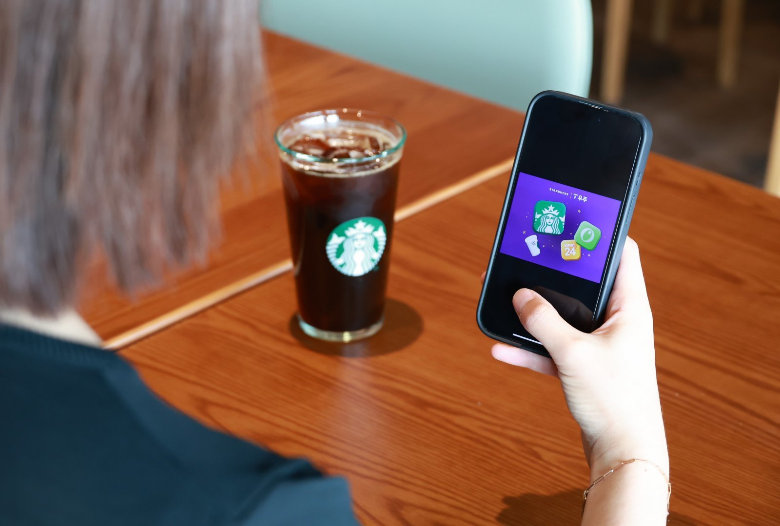 ‘T 우주패스’를 사용하고 있는 고객. 사진제공｜스타벅스