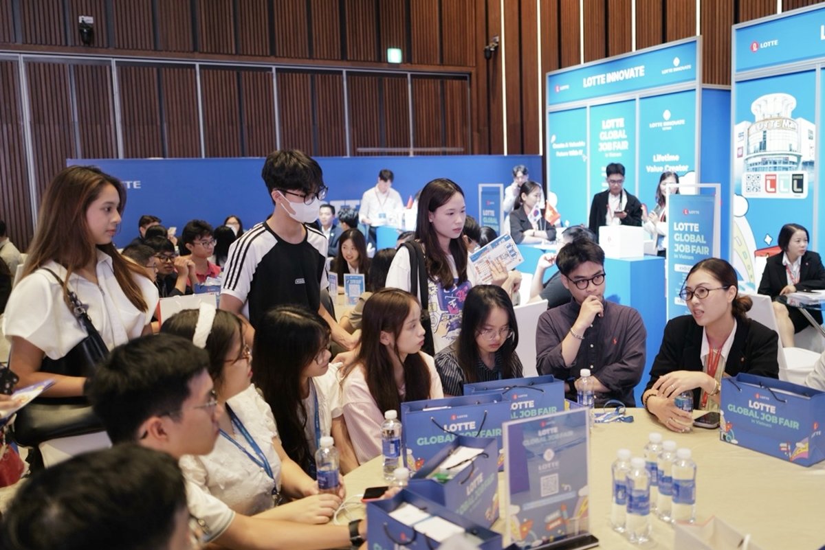 ‘2025 롯데 글로벌 잡페어’에서 직무 및 채용 관련 질의응답을 진행하고 있는 베트남 현지 롯데 직원과 취업준비생들. 사진제공｜롯데