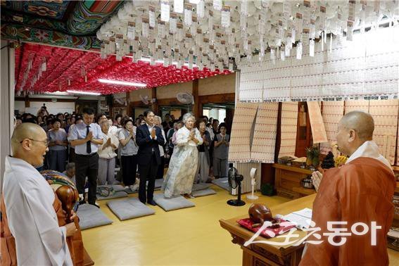 이동환 고양특례시장이 지난 23일 천년고찰 흥국사에서 열린 초하루 법회에 참석해 부처님의 높은 공덕을 기리며 고양시의 번영, 시민의 평안과 행복을 발원했다.