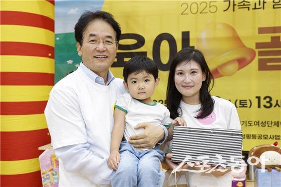 지난 23일 고양시청 체육관에서 열린 ‘육아 골든벨’에 이동환 고양특례시장이 참석했다. 약 190가구에 참여한 이 행사에서는 다양한 육아 상식을 제공했고, 이동환 시장은 육아 정책을 공유했다. 