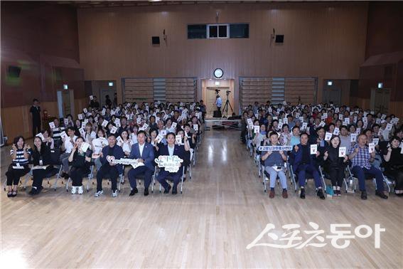 이동환 고양특례시장이 지난 23일 자원봉사 스토리텔링 대회 ‘2025 고양을 바꾸는 시간V’ 행사에 참석했다. 이 시장은 고양시 자원봉사자들이 들려주는 감동적인 봉사 스토리를 듣고, 지역사회를 밝혀주는 그들의 헌신에 감사 인사를 전했다.  