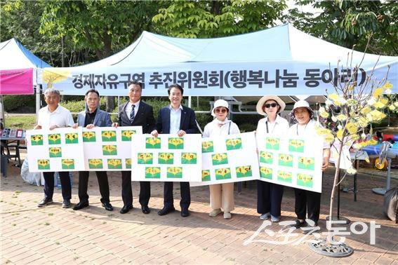 이동환 고양특례시장이 지난 23일 가좌근린공원에서 열린 ‘제4회 은행나무 연리지 축제’에 참석해 행사장 부스를 돌며 주민들과 소통하고, 주민 화합의 장을 마련해 준 가좌동 주민자치회의 노고를 격려했다