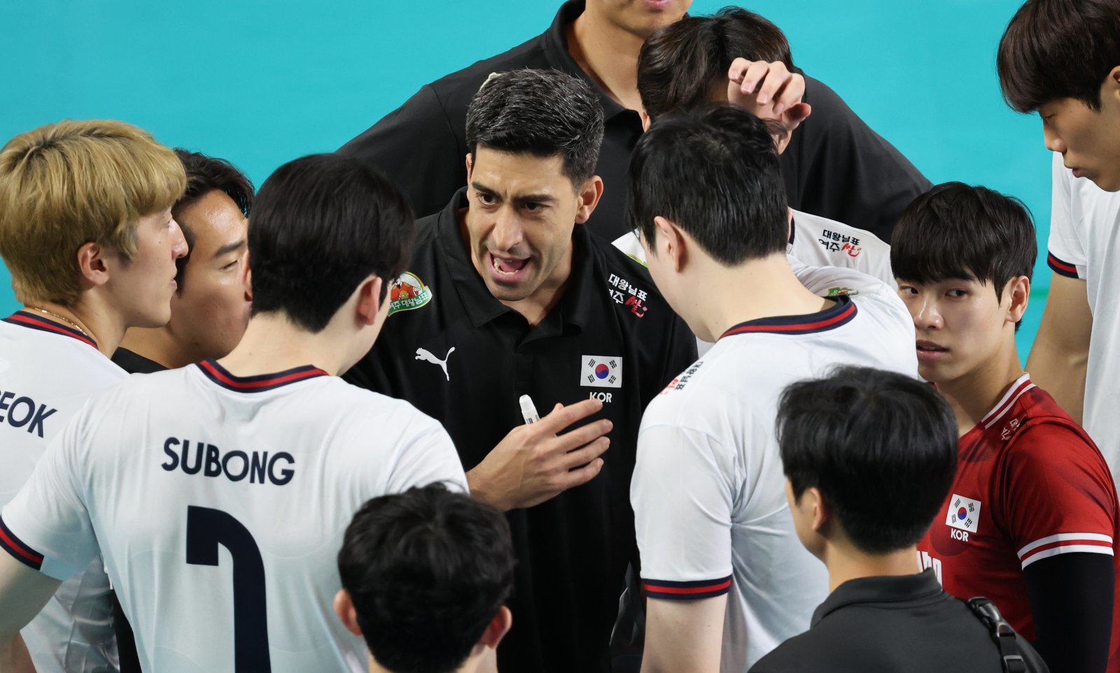 이사나예 라미레스 감독(가운데)이 이끄는 남자배구대표팀은 23일 중국 장쑤성 장자강에서 열린 동아시아선수권대회 결승에서 대만을 세트스코어 3-0으로 완파하며 우승을 차지했다. 반등의 발판을 마련한 대표팀은 다음달 12일부터 필리핀에서 열릴 세계선수권 준비에 돌입한다. 뉴시스