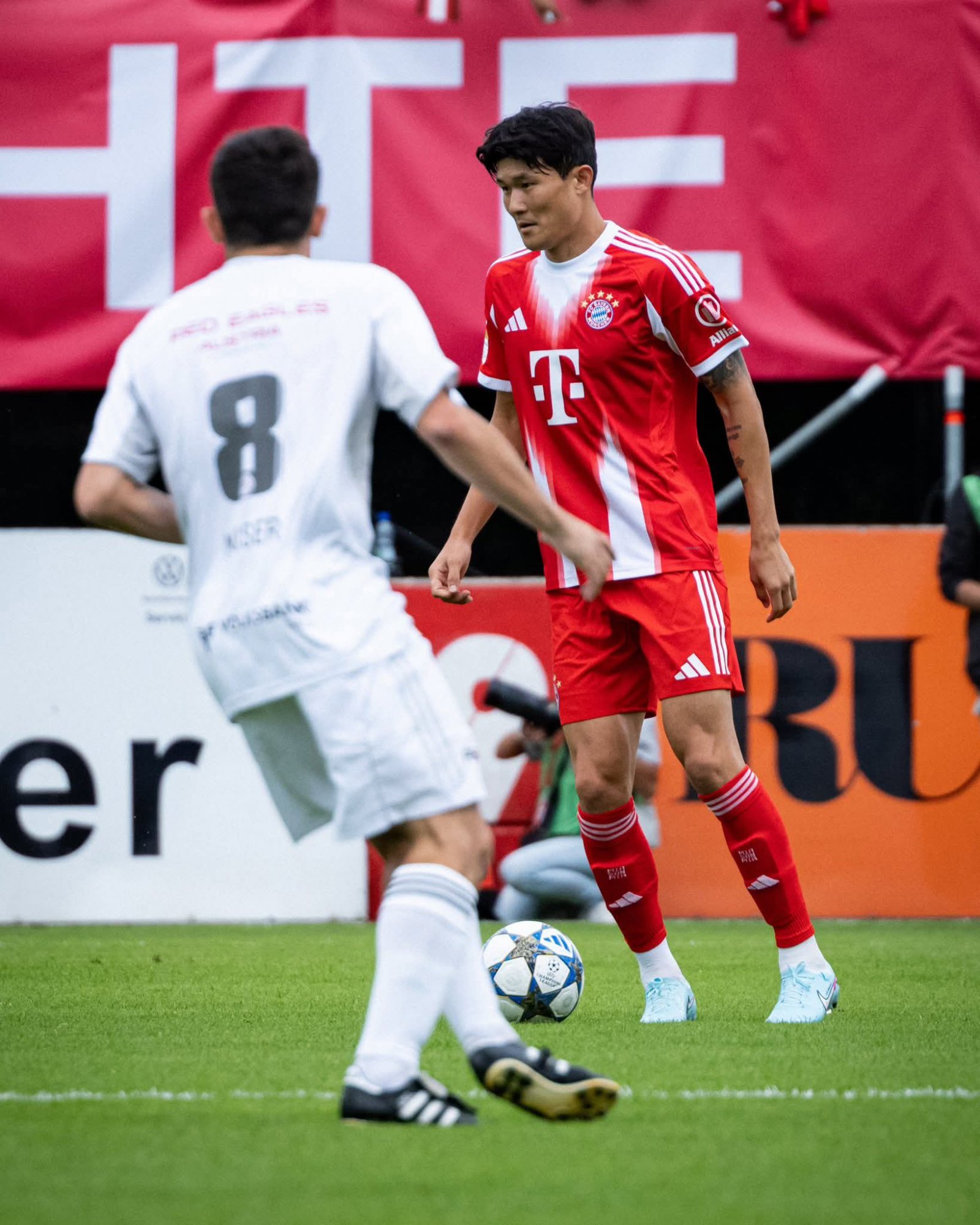 바이에른 뮌헨 김민재(오른쪽)가 지난주 라이프치히와 독일 분데스리가 경기에서 후반 교체 출전해 볼을 달고 움직이고 있다. 바이에른 뮌헨은 수많은 이적설을 일축하며 이번 시즌에도 김민재를 데리고 있겠다는 뜻을 분명하게 했다. 사진출처｜바이에른 뮌헨 페이스북