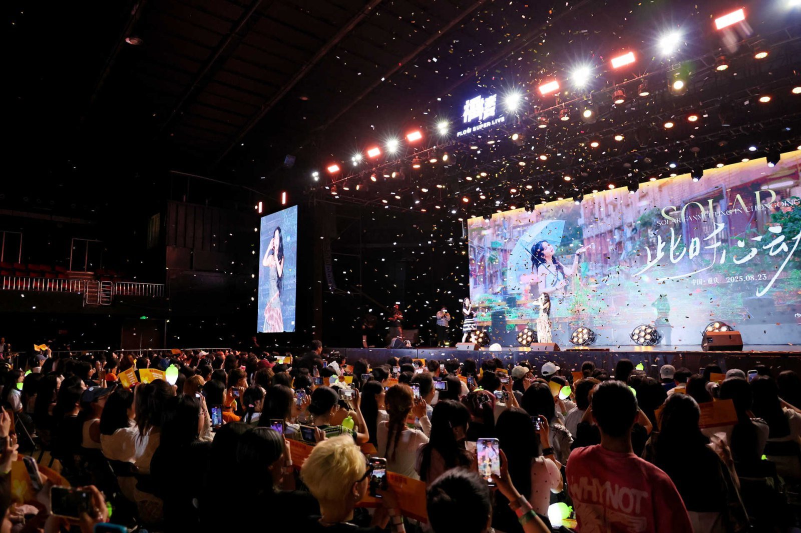 가수 팬미팅이라고 꼭 노래해야 하는 법은 없지만, 어색함은 지울 수 없다. 수년간 굳게 닫혔던 중국발 한한령의 해제 무드가 확연히 감돌고 있는 건 분명해 보인다. 지난 23일 중국 내 주요 도시에서 케이팝 아티스트들의 현지 팬미팅이 열렸다. 충칭에서 중국 팬덤과 만난 마마무의 솔라. 사진제공|알비더블유