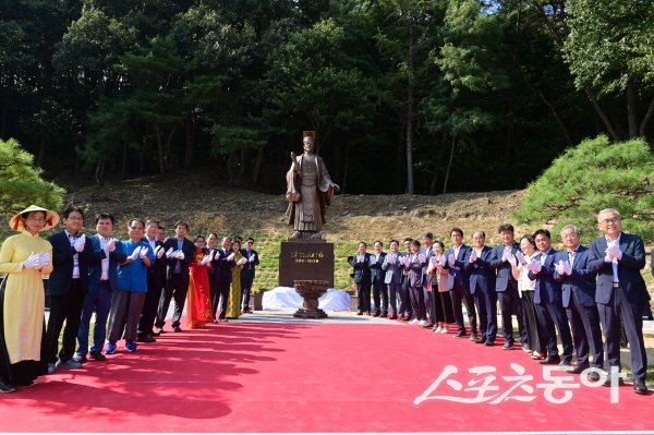 봉화군 ‘한-베트남 글로벌 교류행사’ 베트남 왕조 시조 리태조 동상 제막식이 진행되고 있다. 사진제공 ㅣ 봉화군