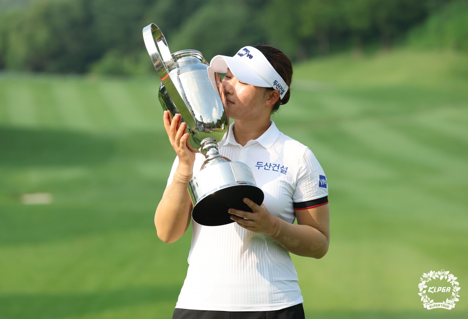 BC카드·한경 레이디스컵에서 우승을 차지한 김민솔이 챔피언 트로피에 입을 맞추고 있다. 사진제공 | KLPGA