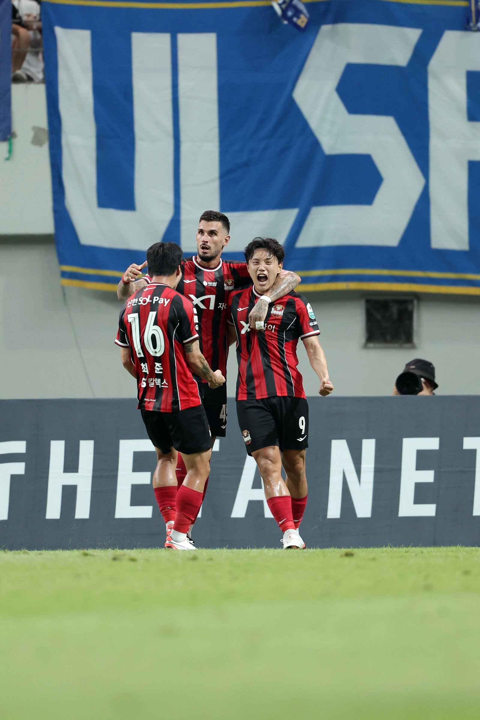 서울 조영욱(오른쪽)이 24일 서울월드컵경기장에서 열린 울산과 K리그1 홈경기에서 전반 30분 추가골을 성공시킨 뒤 동료들의 축하를 받고 있다. 사진제공｜한국프로축구연맹