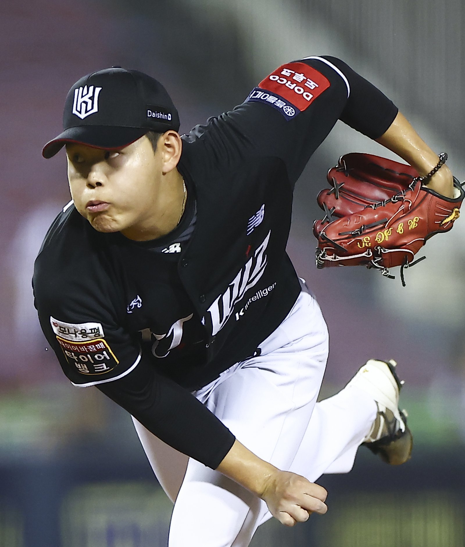 KT 소형준이 16일만에 선발등판에 나선 24일 잠실 두산전에서 7이닝 1실점의 호투로 8승(6패)째를 올렸다. 역투하는 소형준. 잠실|뉴시스