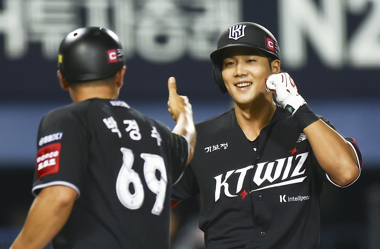 KT 장진혁(오른쪽)이 24일 잠실 두산전에서 8회초 대타로 나서 역전 결승 3점홈런을 쳐내며 팀의 3-1 승리를 이끌었다. 장진혁이 홈런을 쳐낸 뒤 박경수 코치와 하이파이브를 하고 있다. 잠실|뉴시스