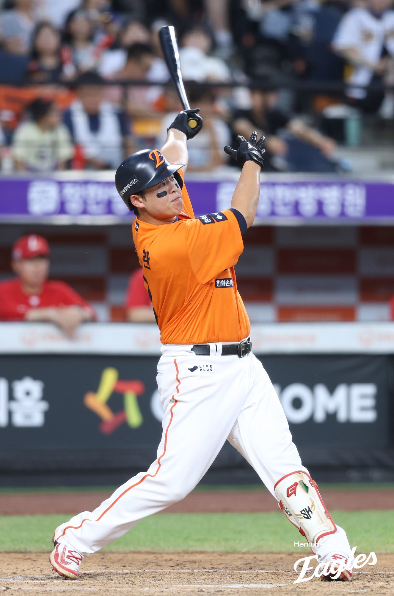 한화 노시환이 24일 대전 한화생명볼파크에서 열린 2025 KBO리그 SSG전 5회말 2사 1루 상황에서 좌중간 담장을 넘기는 2점홈런을 터트린 뒤 타구를 바라보고 있다. 시즌 24호 홈런을 마크한 노시환은 이제 2년 전에 기록했던 30홈런을 향해 달려간다. 사진제공｜한화 이글스