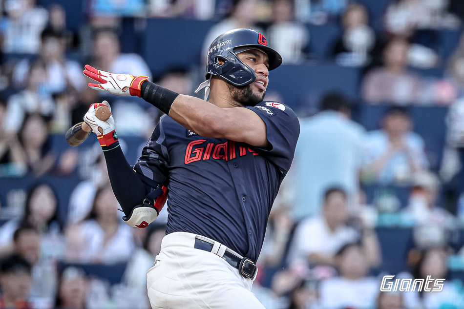 롯데 외국인타자 빅터 레이예스가 14일 창원NC파크에서 열린 NC전 1회초 결승 우월 3점홈런을 치고 있다. 롯데는 레이예스의 활약에 힘입어 NC를 17-5로 꺾고 12연패를 탈출했다. 사진제공｜롯데 자이언츠