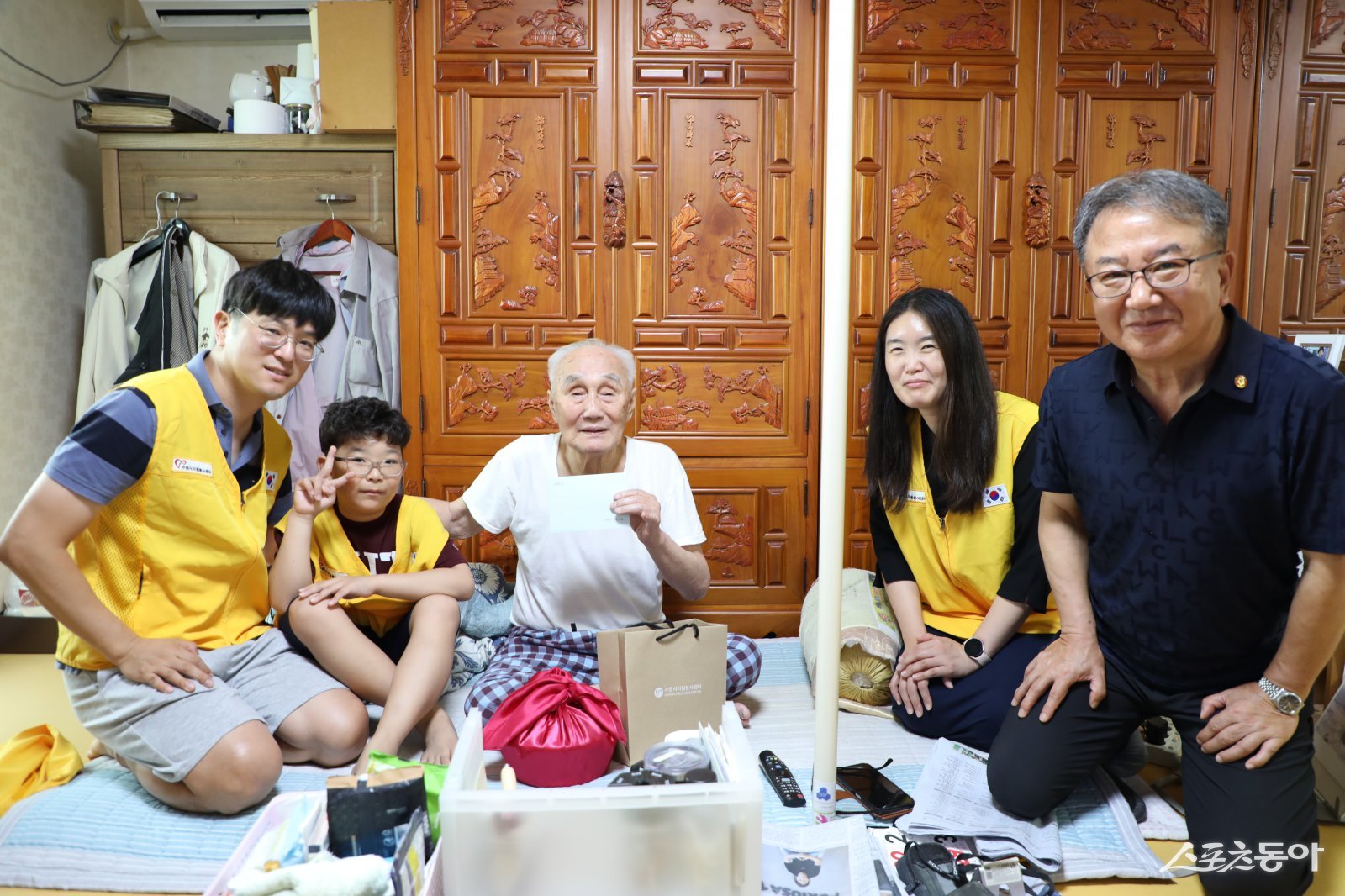 가족봉사단으로 참여한 고은(맨 왼쪽)씨와 가족들이 지난 23일 독립운동가 후손의 집을 찾아 삼계탕과 선물을 전달한 뒤 기념촬영을 하고 있다. 사진제공|수원시자원봉사센터