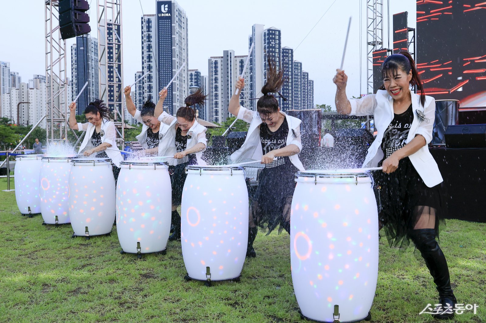 화성특례시(시장 정명근)가 지난 23일 새솔동 수노을중앙공원에서 개최한 서부권 권역별 콘서트 ‘한여름 밤 시간여행 콘서트’가 시민들의 뜨거운 호응 속에 성황리에 마무리됐다(난타 공연). 사진제공｜화성시