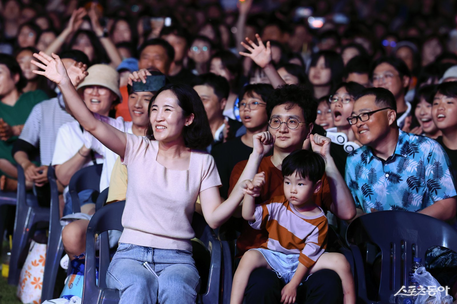 화성특례시(시장 정명근)가 지난 23일 새솔동 수노을중앙공원에서 개최한 서부권 권역별 콘서트 ‘한여름 밤 시간여행 콘서트’가 시민들의 뜨거운 호응 속에 성황리에 마무리됐다(어린아이와 함께 공연을 즐기고 있는 관람객). 사진제공｜화성시