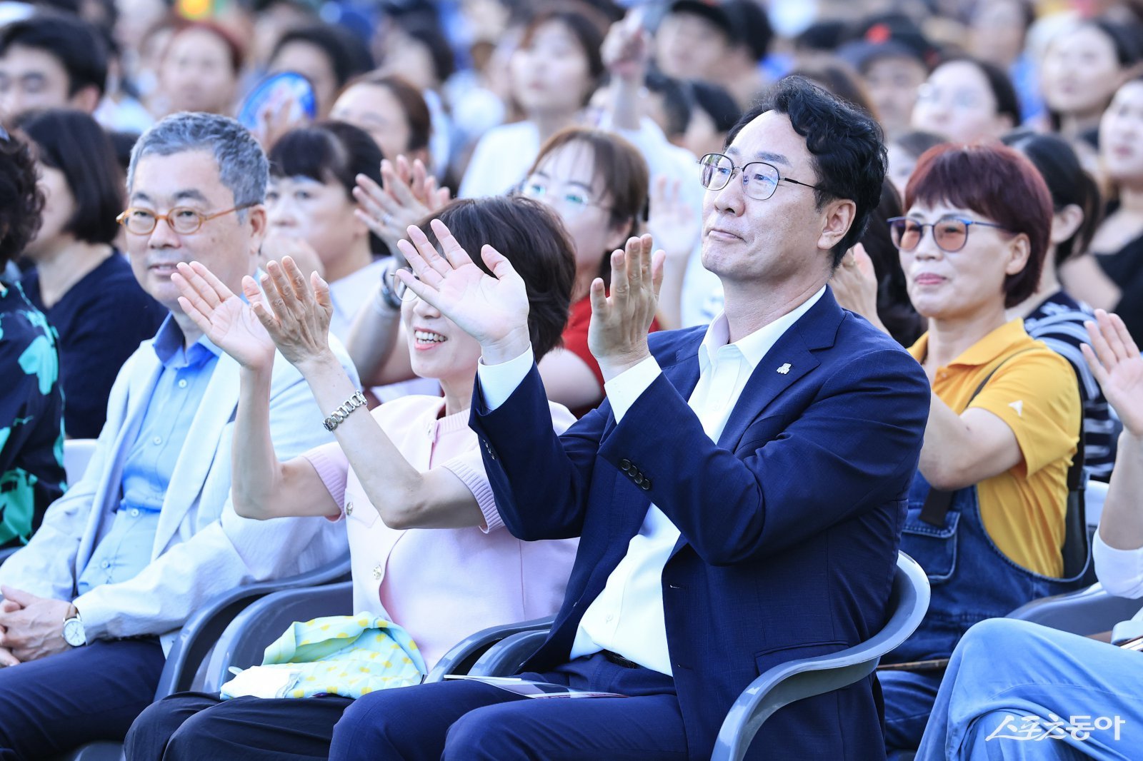 화성특례시(시장 정명근)가 지난 23일 새솔동 수노을중앙공원에서 개최한 서부권 권역별 콘서트 ‘한여름 밤 시간여행 콘서트’가 시민들의 뜨거운 호응 속에 성황리에 마무리됐다(객석에서 시민들과 함께 공연을 즐기고 있는 정명근 화성특례시장). 사진제공｜화성시