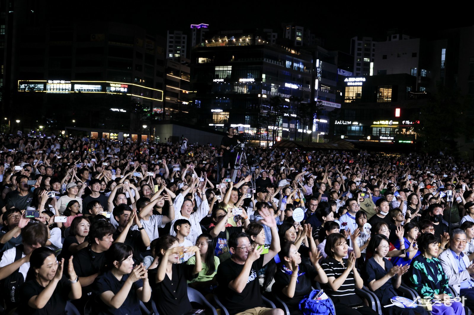 화성특례시(시장 정명근)가 지난 23일 새솔동 수노을중앙공원에서 개최한 서부권 권역별 콘서트 ‘한여름 밤 시간여행 콘서트’가 시민들의 뜨거운 호응 속에 성황리에 마무리됐다(객석을 가득메운 시민들). 사진제공｜화성시