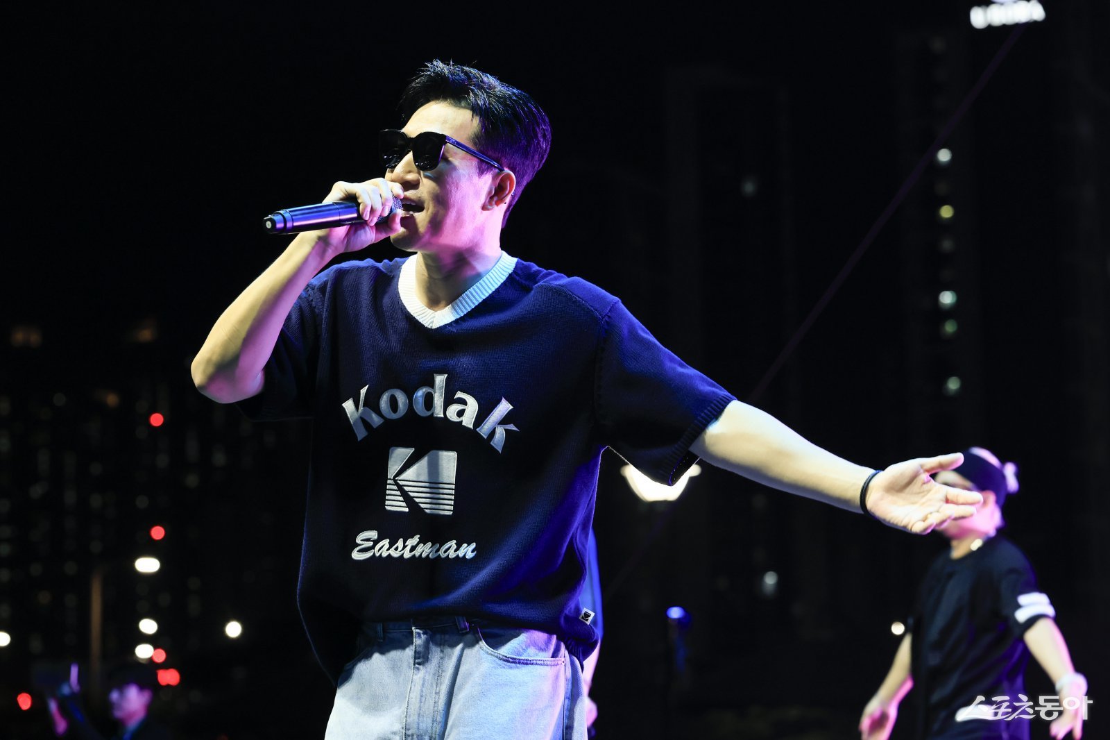 화성특례시(시장 정명근)가 지난 23일 새솔동 수노을중앙공원에서 개최한 서부권 권역별 콘서트 ‘한여름 밤 시간여행 콘서트’가 시민들의 뜨거운 호응 속에 성황리에 마무리됐다(초대가수 코요테의 김종민님의 열창하는 모습). 사진제공｜화성시