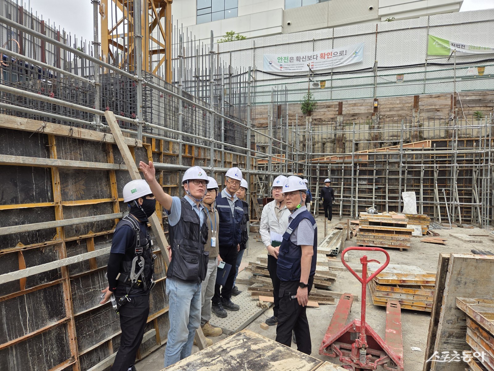 경기주택도시공사(GH)는 올여름 폭염과 집중호우로 건설현장의 안전사고 위험이 높아짐에 따라 지난 7월 14일부터 8월 8일까지 14개 현장을 불시점검했다(점검 모습). 사진제공｜경기주택도시공사