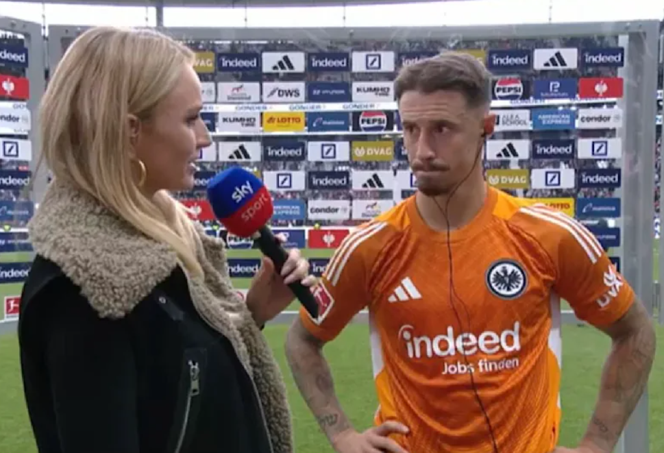 클라인펠트 스카이스포츠 독일 리포터(왼쪽)가 24일 코메르츠-방크 아레나에서 끝난 프랑크푸르트-브레멘의 2025~2026시즌 분데스리가 1라운드 경기를 마친 뒤 패배팀 브레멘 주장 프리들을 인터뷰 하고 있다. 클레인펠트는 이날 프리들을 프랑크푸르트 선수로 착각해 승리 소감을 묻는 실수를 저질렀다. 사진출처│스카이스포츠 중계화면 캡쳐