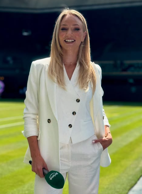 클라인펠트 스카이스포츠 독일 리포터(왼쪽)는 독일 축구계에서 유명한 방송인이다. 그러나 24일(한국시간) 코메르츠-방크 아레나에서 끝난 프랑크푸르트-브레멘의 2025~2026시즌 분데스리가 1라운드 경기를 마친 뒤 패배팀 브레멘 주장 프리들을 프랑크푸르트 선수로 착각해 승리 소감을 묻는 실수를 저질렀다. 사진출처│클라인펠트 인스타그램