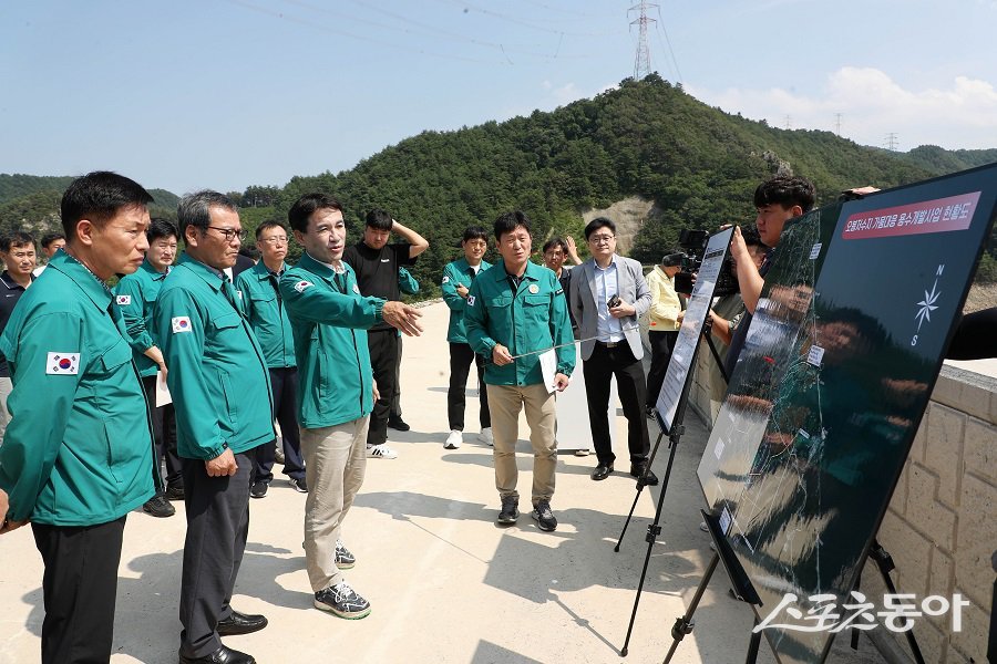 김진태 강원특별자치도지사는 지속적인 가뭄으로 강릉시 가뭄단계가 ‘심각’ 단계로 격상됨에 따라 8월 24일 오후 2시 오봉저수지를 방문해 가뭄 대응 상황과 대책을 점검했다. 사진제공｜강원도