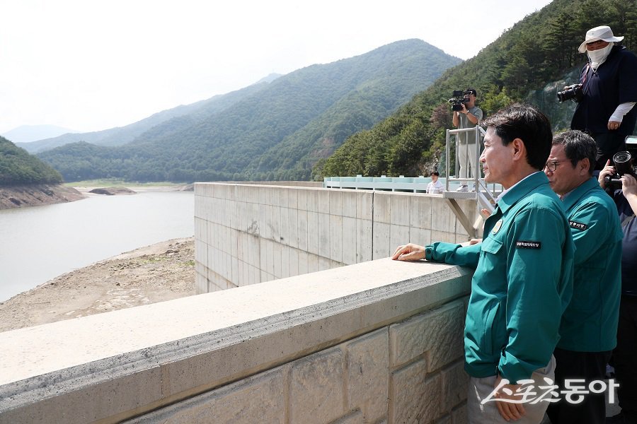 김진태 강원특별자치도지사는 지속적인 가뭄으로 강릉시 가뭄단계가 ‘심각’ 단계로 격상됨에 따라 8월 24일 오후 2시 오봉저수지를 방문해 가뭄 대응 상황과 대책을 점검했다. 사진제공｜강원도