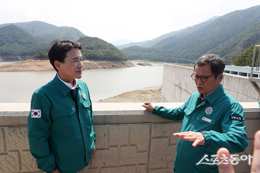 김진태 강원특별자치도지사는 지속적인 가뭄으로 강릉시 가뭄단계가 ‘심각’ 단계로 격상됨에 따라 8월 24일 오후 2시 오봉저수지를 방문해 가뭄 대응 상황과 대책을 점검했다. 사진제공｜강원도
