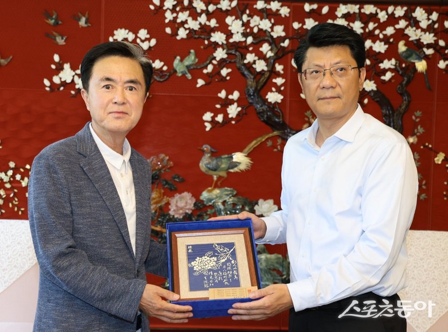 김태흠 충남지사는 지난 8월 23일 양저우의 한 식당에서 왕진지앤 양저우시 당서기와 만나 양 지역 간 협력 방안을 논의했다. 사진제공|충남도