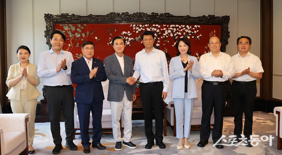 김태흠 충남지사는 지난 8월 23일 양저우의 한 식당에서 왕진지앤 양저우시 당서기와 만나 양 지역 간 협력 방안을 논의했다. 사진제공|충남도