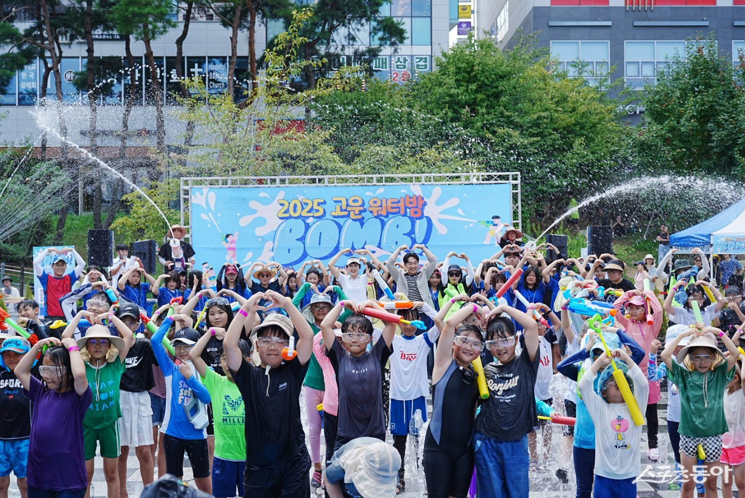 세종특별자치시 고운동(동장 박미애)과 고운동 주민자치회(회장 김현경)는 지난 23일 고운동 가락뜰 근린공원에서 지역주민과 함께하는 여름 축제 ‘고운 워터밤’을 성황리에 개최했다. 사진제공|세종시