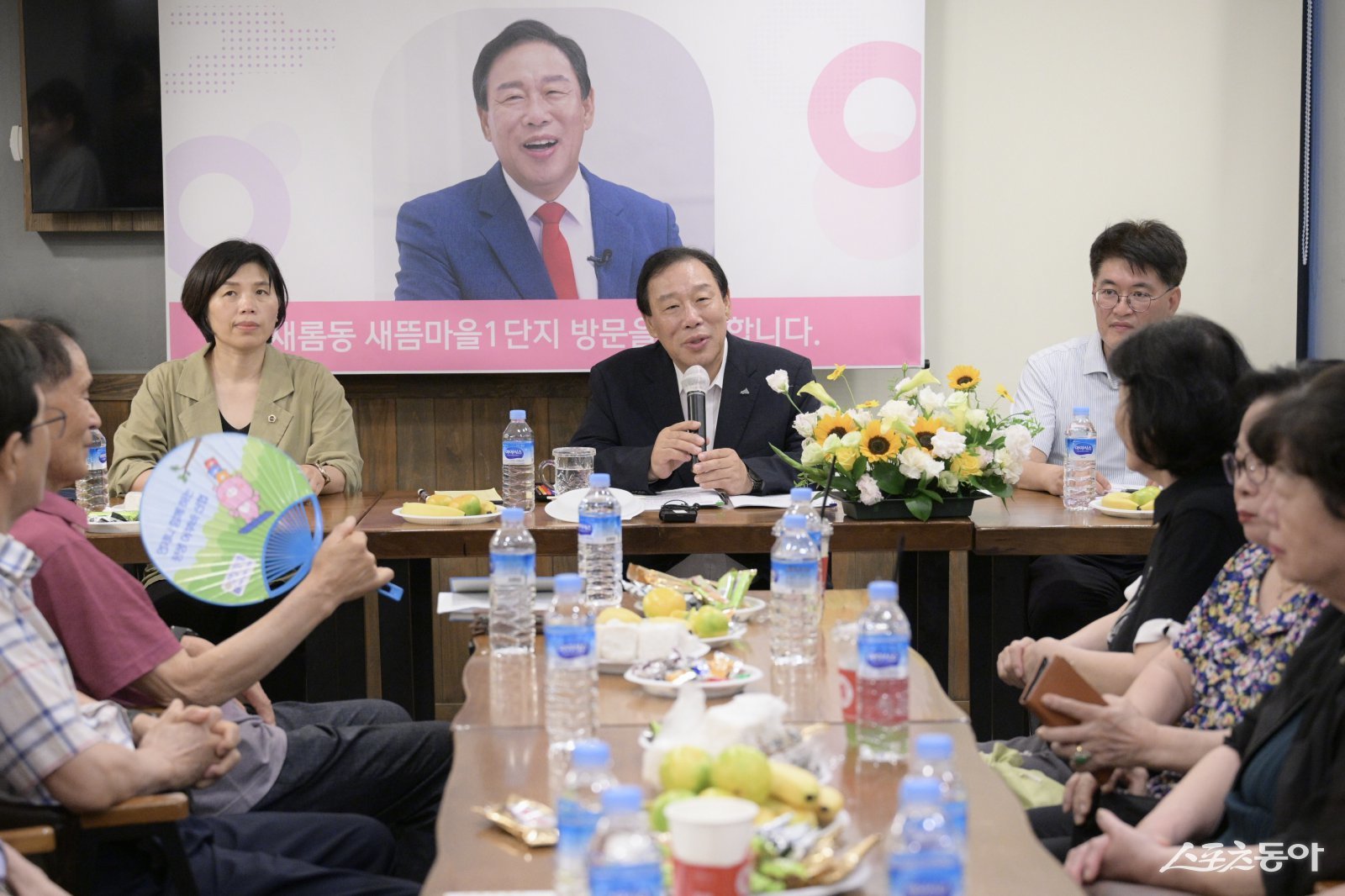 세종특별자치시 최민호 시장은 지난 22일부터 23일 새롬동에서 열린 ‘시장과 함께하는 1박 2일’ 프로그램을 통해 주민과 허심탄회한 소통의 시간을 가졌다. 사진제공|세종시