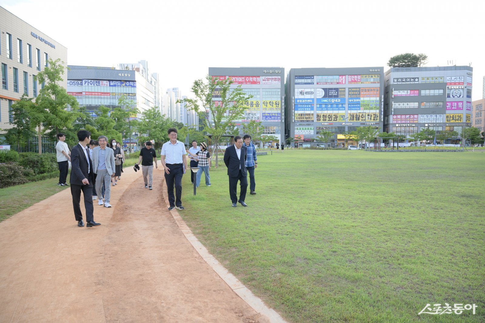 세종특별자치시 최민호 시장은 지난 22일부터 23일 새롬동에서 열린 ‘시장과 함께하는 1박 2일’ 프로그램을 통해 주민과 허심탄회한 소통의 시간을 가졌다(잔디 광장 방문 모습). 사진제공|세종시