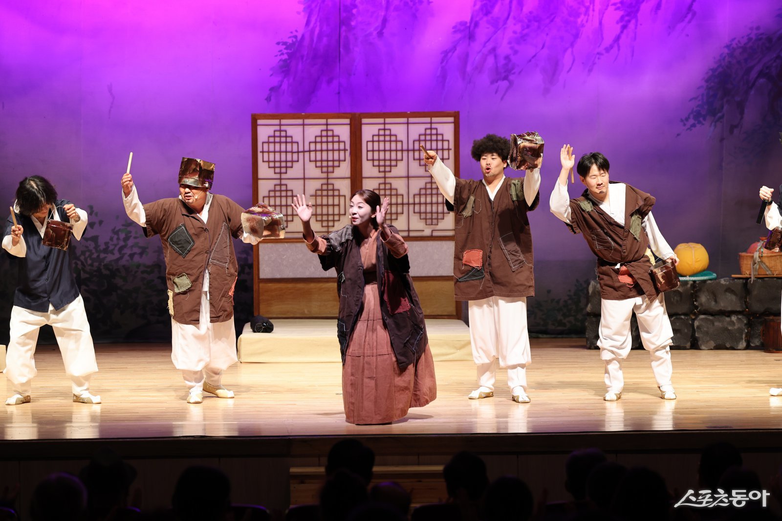 충북 괴산군(군수 송인헌)은 지난 23일 괴산문화예술회관에서 열린 충북공연예술페스타 융복합연희마당극 “제주 옹고집전” 공연이 성황리에 막을 내렸다. 사진제공｜괴산군