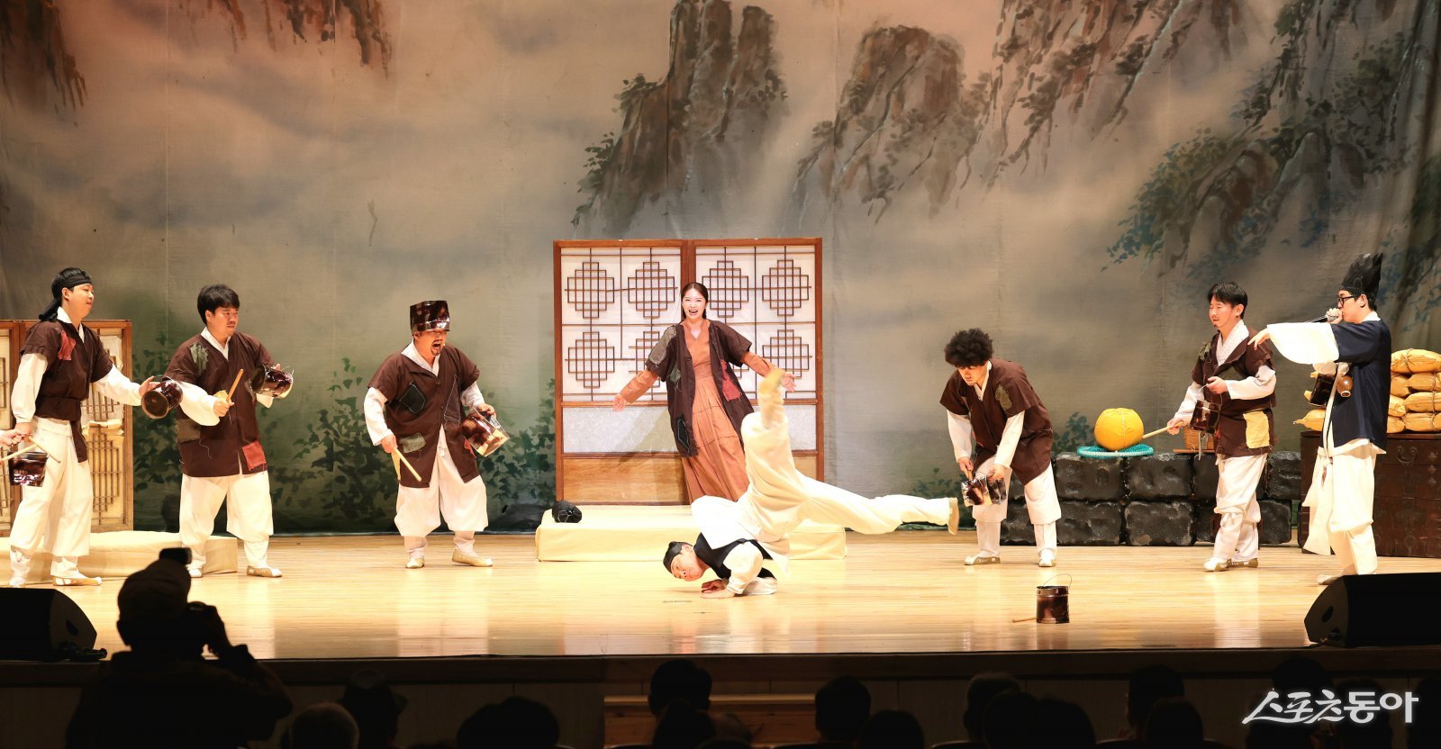 충북 괴산군(군수 송인헌)은 지난 23일 괴산문화예술회관에서 열린 충북공연예술페스타 융복합연희마당극 “제주 옹고집전” 공연이 성황리에 막을 내렸다. 사진제공｜괴산군