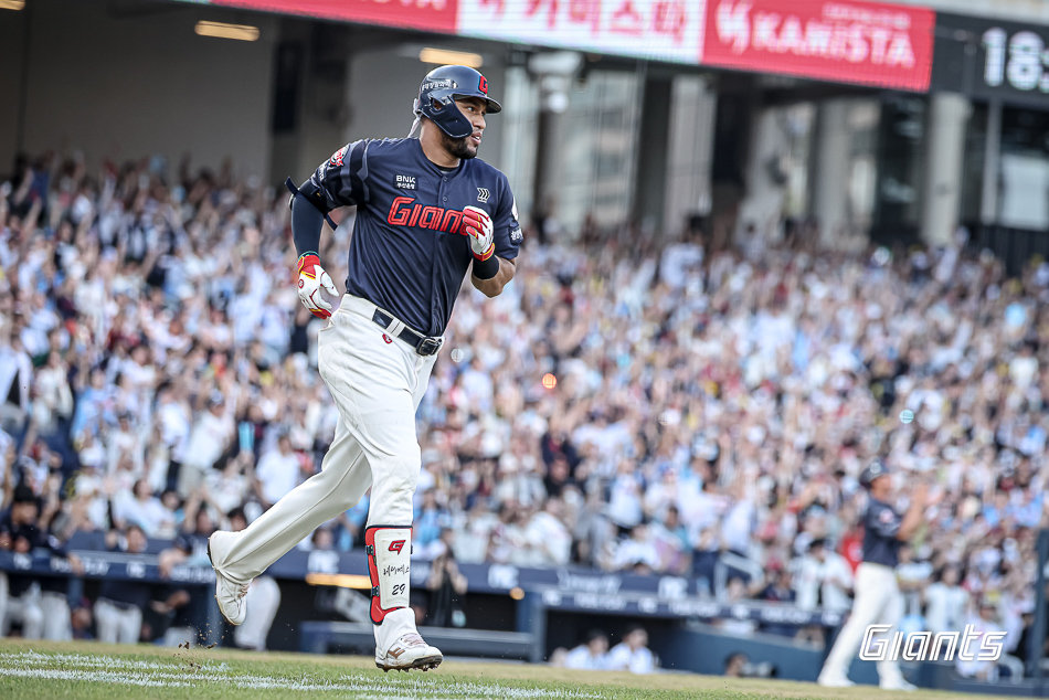 롯데 외국인타자 빅터 레이예스가 24일 창원NC파크에서 열린 NC와 원정경기 3회초 볼넷을 골라낸 뒤, 1루로 걸어가고 있다. 사진제공｜롯데 자이언츠