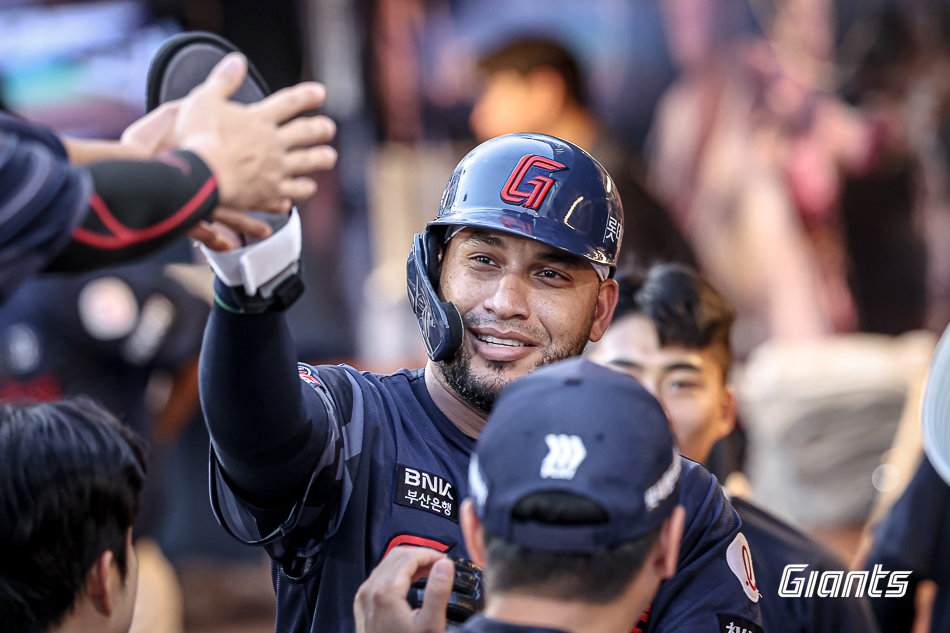 롯데 외국인타자 빅터 레이예스가 24일 창원NC파크에서 열린 NC와 원정경기 1회초 결승 선제 3점홈런을 친 뒤 덕아웃에서 동료들과 기쁨을 나누고 있다. 사진제공｜롯데 자이언츠