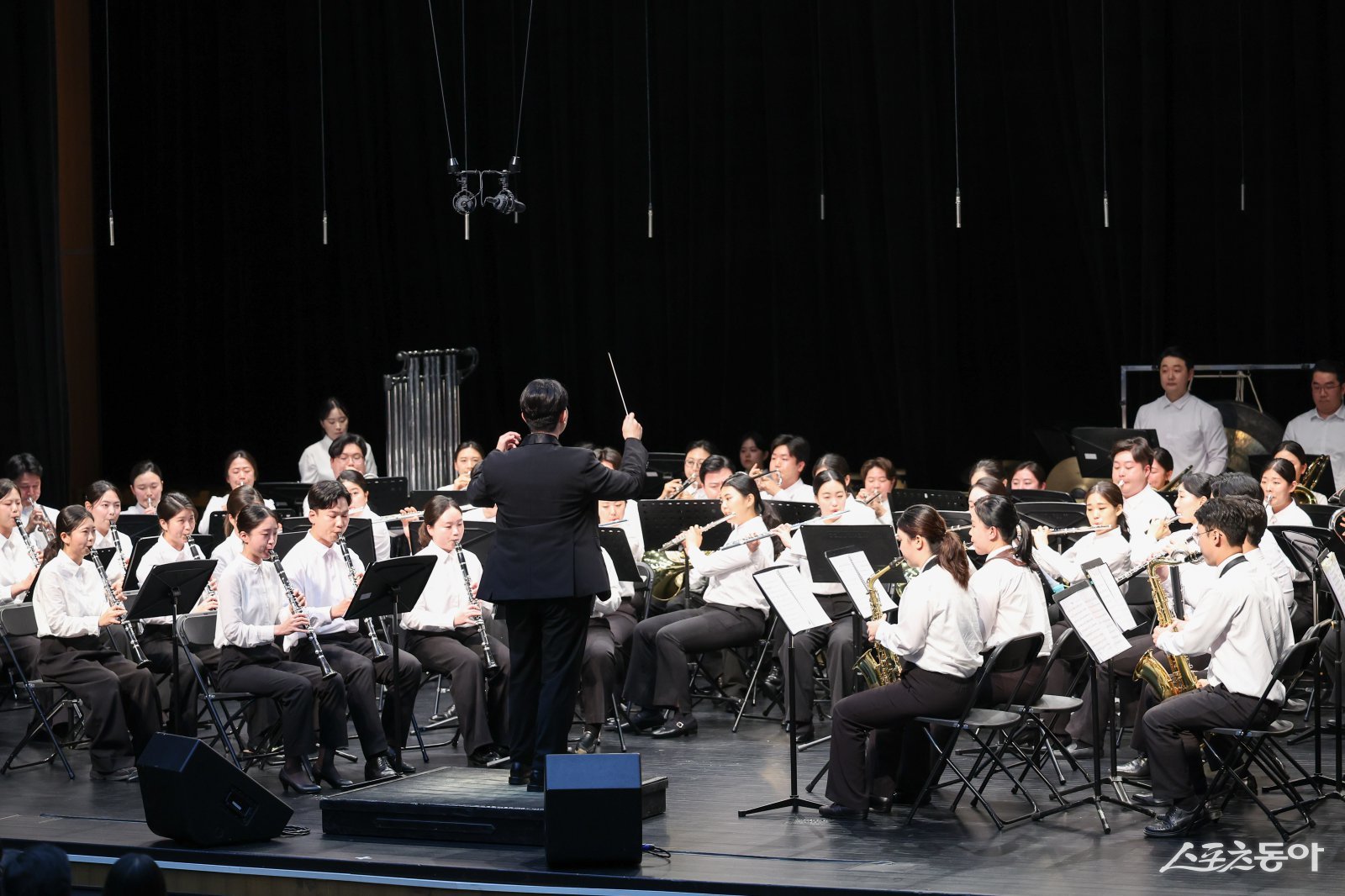 제49회 대한민국관악경연대회에 참가한 NHE윈드오케스트라가 연주를 하고 있다. 이번 대회에서 NHE윈드오케스트라는 특별부·일반부 세션에 출전해 ‘알테 카메라덴(Alte Kameraden)’과 ‘페르시스(Persis)’를 연주했다. (사진제공=신천지예수교회 NHE윈드오케스트라)