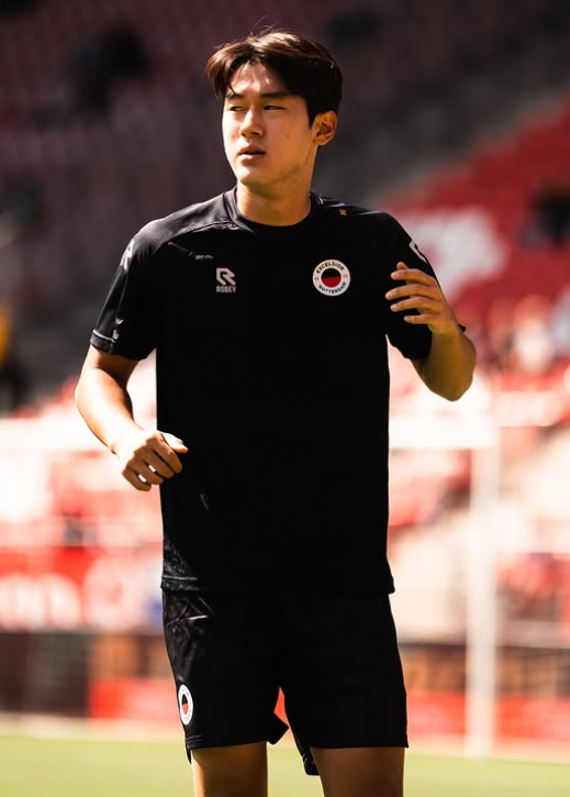 윤도영은 24일(한국시간) 스타디온 할헨바르트에서 열린 위트레흐트와 2025~2026시즌 네덜란드 에레디비시 3라운드 원정경기에서 0-4로 뒤진 후반 38분 유럽무대 데뷔골을 터트렸다. 투입 7분만에 골을 터트린 데 이어, 후반 막판엔 프리킥으로 상대 골대를 맞추는 장면까지 연출하는 등 강렬한 인상을 남겼다. 사진은 경기 전 워밍업을 하는 모습. 사진출처│엑셀시오르 인스타그램