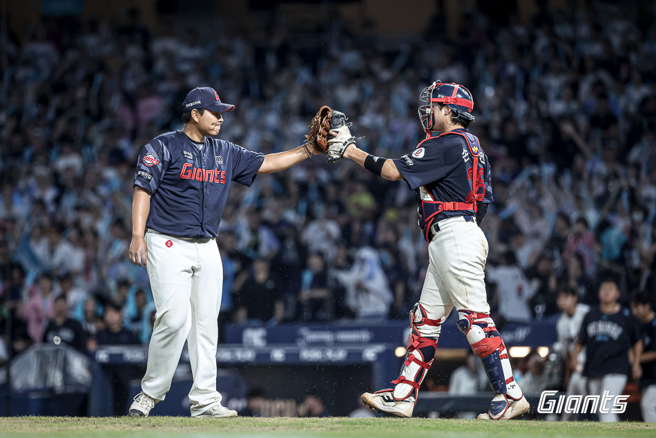 롯데가 24일 창원NC파크에서 열린 NC와 원정경기에서 17-5 승리로 12연패를 끊은 뒤, 9회말 승리를 지켜낸 박진(왼쪽)과 손성빈 배터리가 글러브와 포수 미트를 맞대고 있다. 사진제공|롯데 자이언츠