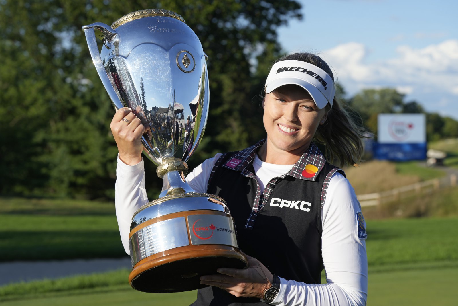 브룩 헨더슨이 CPKC 여자 오픈에서 7년 만에 타이틀 탈환에 성공한 뒤 챔피언 트로피를 들고 환하게 웃고 있다. 미시소가(캐나다) | AP뉴시스