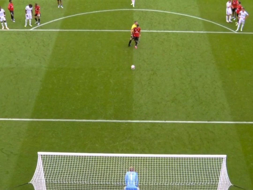 브루노 페르난데스는 25일(한국시간) 풀럼과의 원정경기 전반 41분 비디오판독(VAR) 확인 끝에 얻어낸 PK를 준비하던 순간 뒷걸음질 치다가 우연치 않게 주심 크리스 카바나와 충돌했다. 페르난데스는 이후 실축한 뒤 카바나에게 항의했다. 풀럼-맨체스터 유나이티드 경기화면 캡처